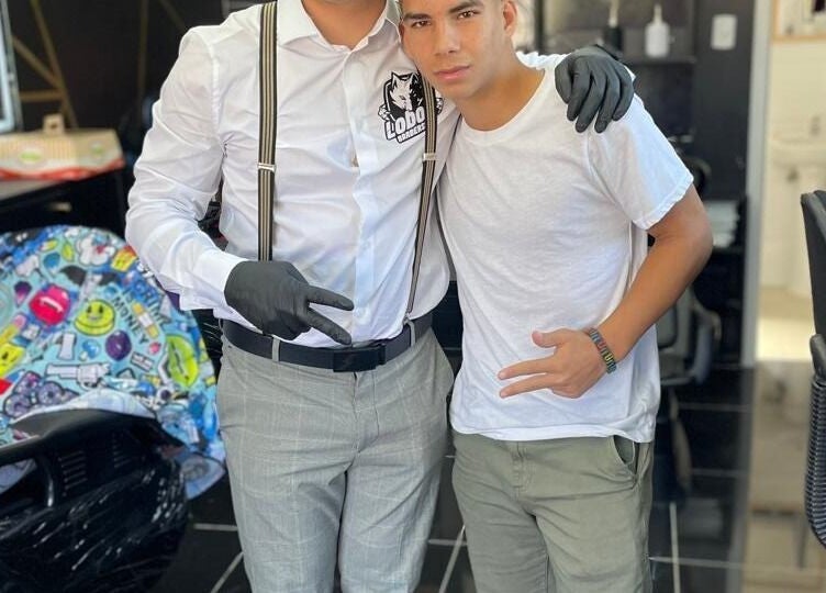 Cliente satisfecho en Lobosbarbershop, Concepción, Bío Bío, CL tras nuevo corte de pelo.