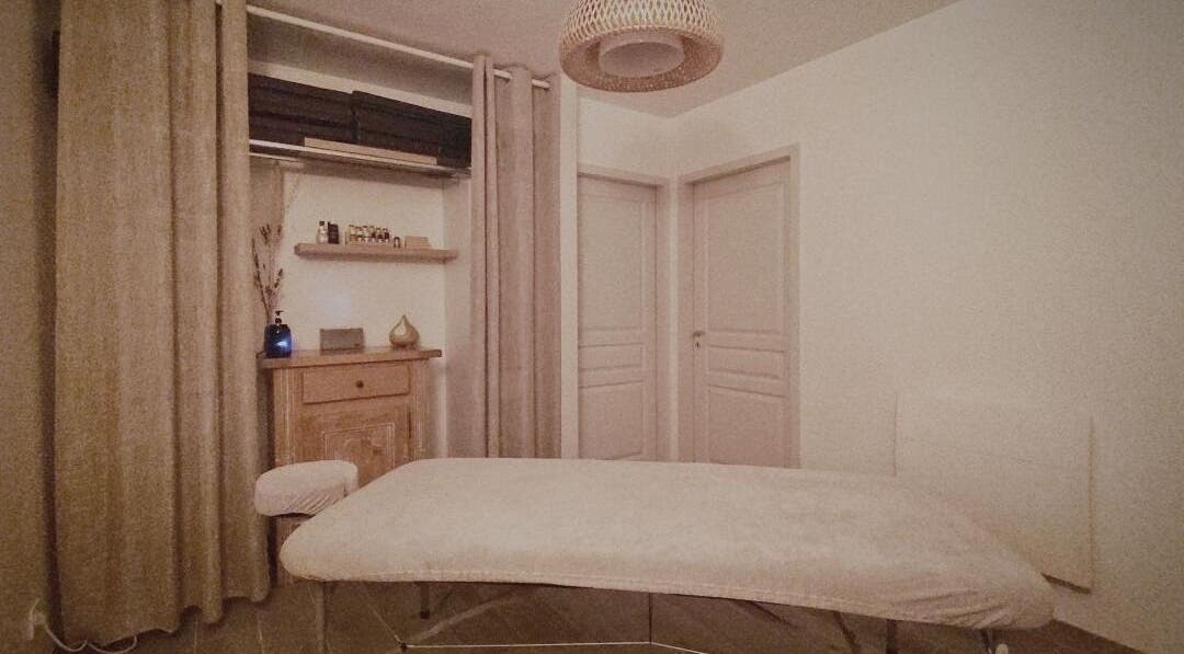Salle de massage apaisante chez Eva Massage Bien-être et Sportif à Ascain, Nouvelle-Aquitaine, FR.