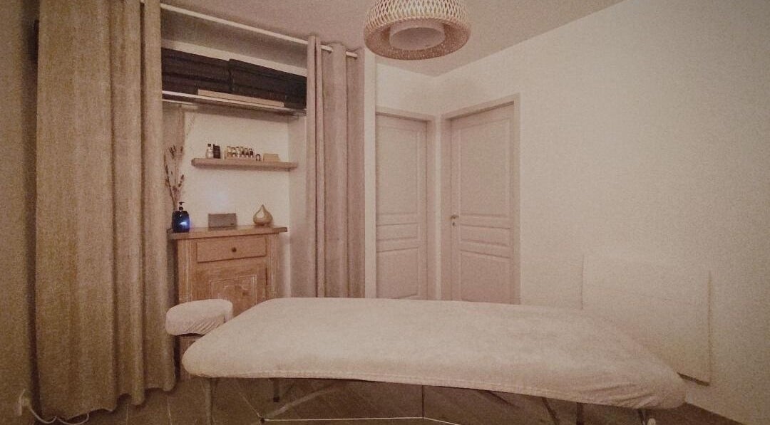 Salle de massage apaisante chez Eva Massage Bien-être et Sportif à Ascain, Nouvelle-Aquitaine, FR.