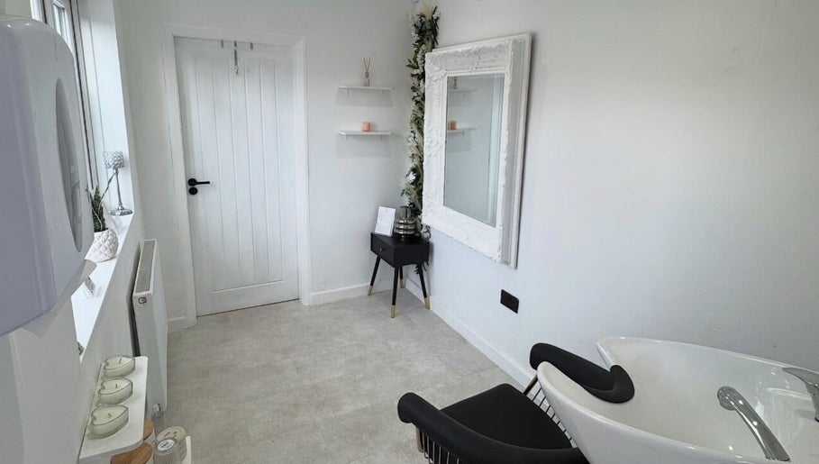 Minimalist salon corner at The hairstyle by Lou in Ilkeston, England, GB with sink and elegant decor.
