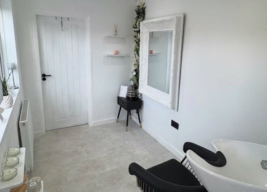 Minimalist salon corner at The hairstyle by Lou in Ilkeston, England, GB with sink and elegant decor.