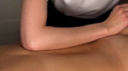 Relaxing massage at Rosie Holland Holistic Massage, Shipston-on-stour, England, GB. A calming therapy session.