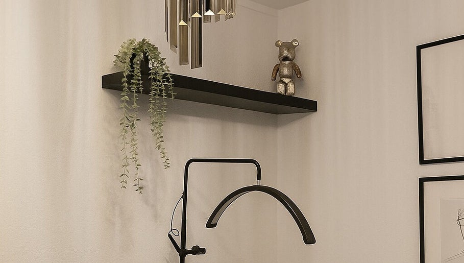Gezellige hoek in Glamz Studio, Almere, Flevoland, NL met plank, planten en moderne decor.