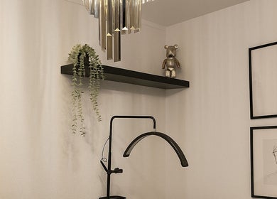 Gezellige hoek in Glamz Studio, Almere, Flevoland, NL met plank, planten en moderne decor.