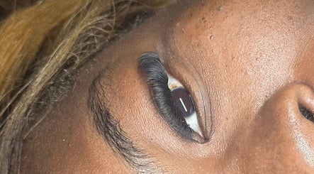 Close-up van glamoureuze wimpers bij Glamz studio, Almere, Flevoland, NL, met perfect gestylde look.