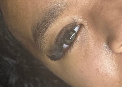 Close-up van oog met prachtige wimperverlenging bij Glamz Studio, Almere, Flevoland, NL.
