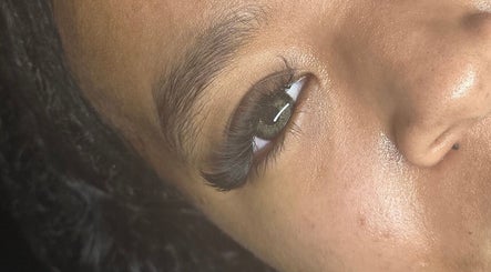 Close-up van oog met prachtige wimperverlenging bij Glamz Studio, Almere, Flevoland, NL.
