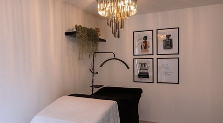 Elegante wellnessruimte bij Glamz Studio, Almere, Flevoland, NL met stijlvolle decoraties en verlichting.