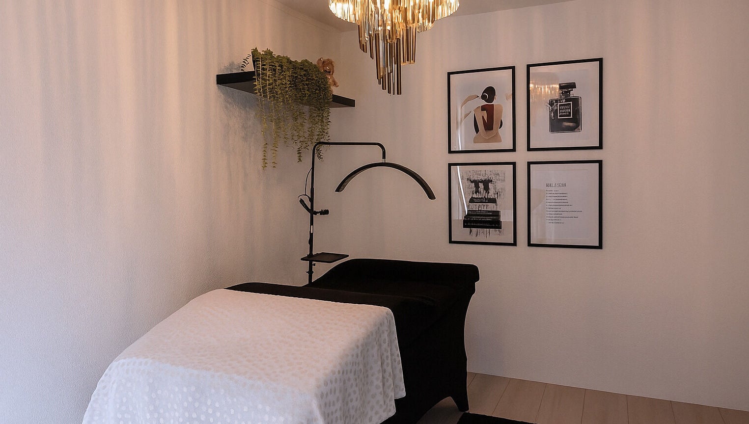 Moderne behandelkamer bij Glamz studio in Almere, Flevoland, NL met kunst en elegante verlichting.