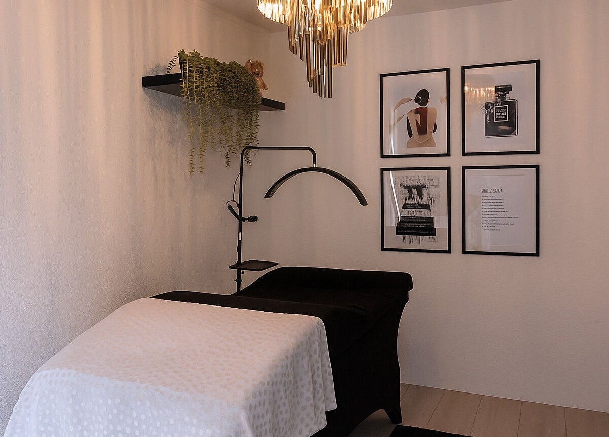 Moderne behandelkamer bij Glamz studio in Almere, Flevoland, NL met kunst en elegante verlichting.