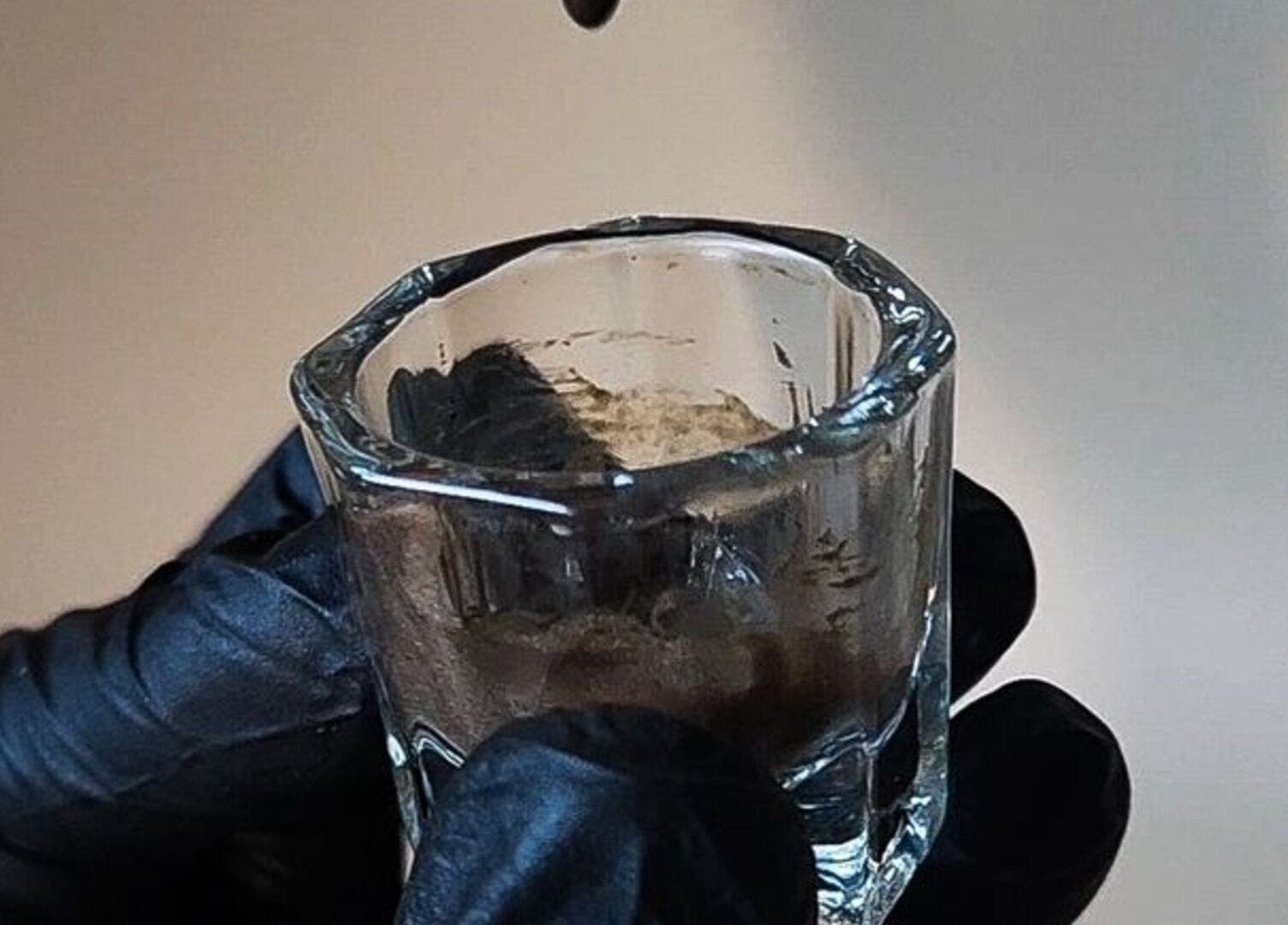 Hydratatiebehandeling bij Glamz studio in Almere, Flevoland, NL. Glazen potje onder gloved handen.