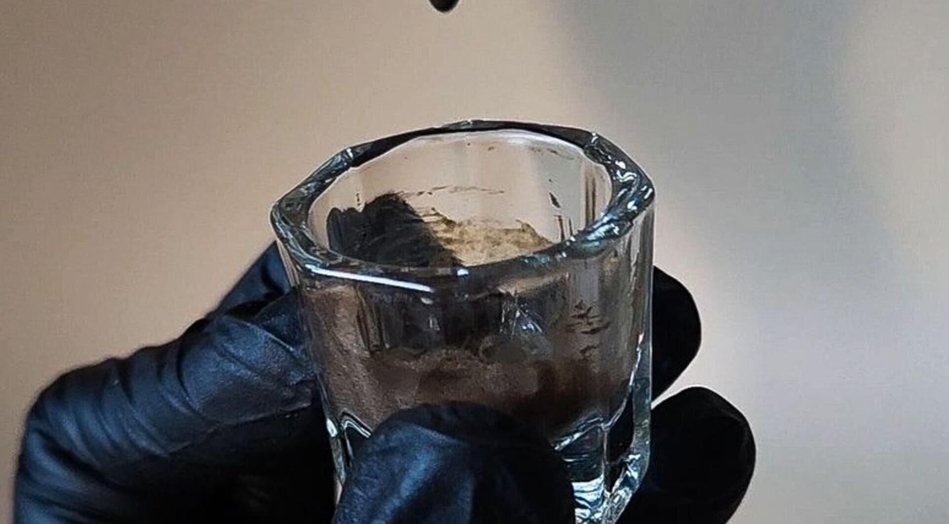 Hydratatiebehandeling bij Glamz studio in Almere, Flevoland, NL. Glazen potje onder gloved handen.