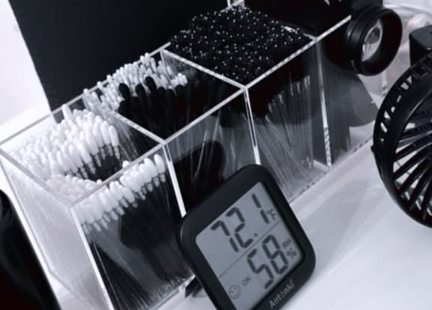 Organiseerstation bij Glamz Studio, Almere, Flevoland, NL met wattenschijfjes en thermometer.