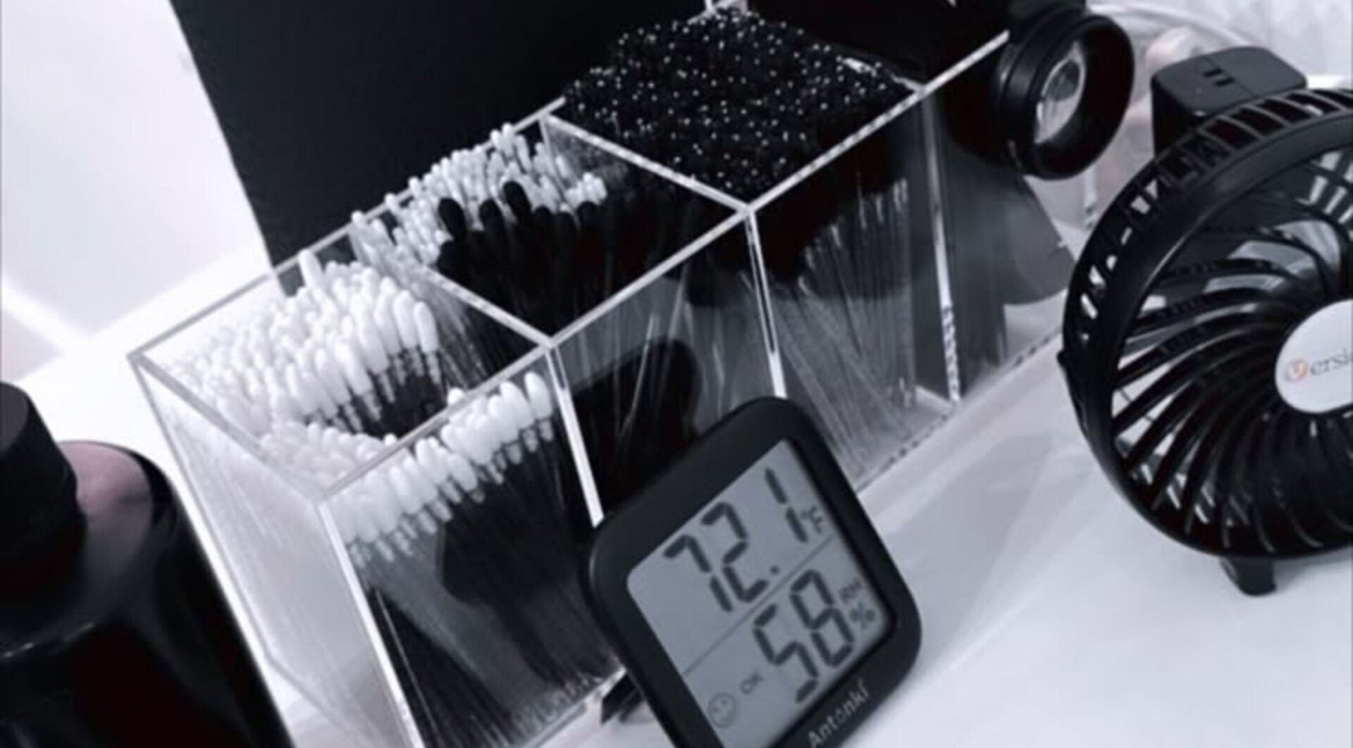 Organiseerstation bij Glamz Studio, Almere, Flevoland, NL met wattenschijfjes en thermometer.