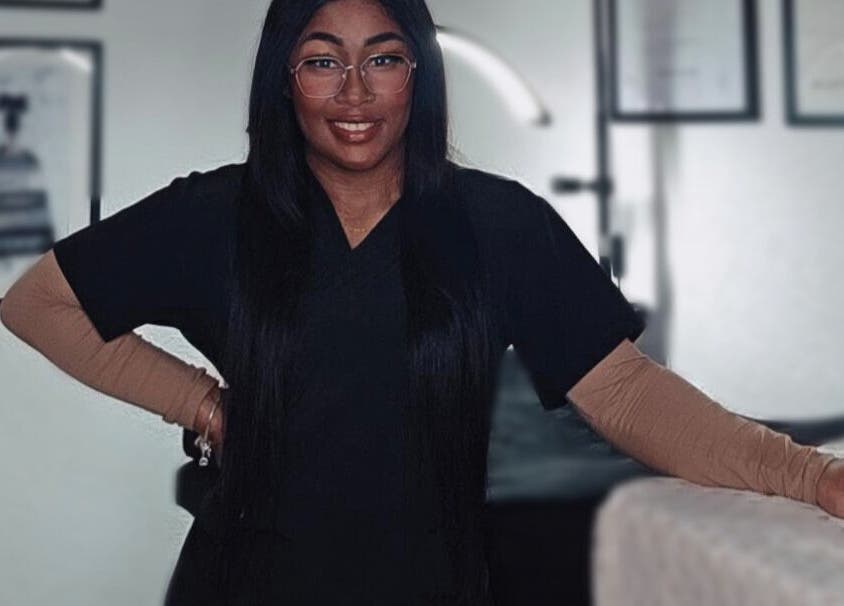 Professioneel personeel bij Glamz studio in Almere, Flevoland, NL, klaar om uw schoonheidsbehoeften te vervullen.