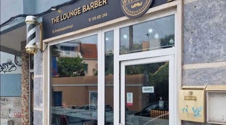 Fachada da Why Stop Barber Shop Algés, Lisboa, PT, destacando sua entrada moderna e acolhedora.
