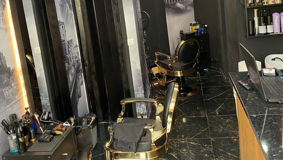 Interior moderno da Why Stop Barber Shop Algés em Algés, Lisboa, PT, com cadeiras de barbear premium e decoração estilosa.