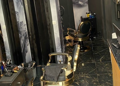 Interior moderno da Why Stop Barber Shop Algés em Algés, Lisboa, PT, com cadeiras de barbear premium e decoração estilosa.