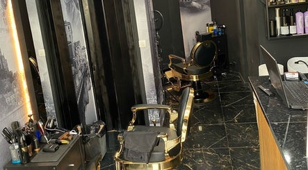 Interior moderno da Why Stop Barber Shop Algés em Algés, Lisboa, PT, com cadeiras de barbear premium e decoração estilosa.