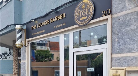 Fachada da Why Stop Barber Shop Algés, localizada em Algés, Lisboa, PT, destacando a entrada e placa.