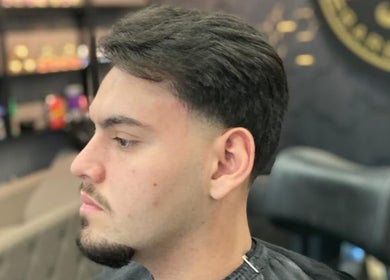Cliente com corte moderno na Why Stop Barber Shop Algés, Lisboa, PT.