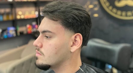 Cliente com corte moderno na Why Stop Barber Shop Algés, Lisboa, PT.