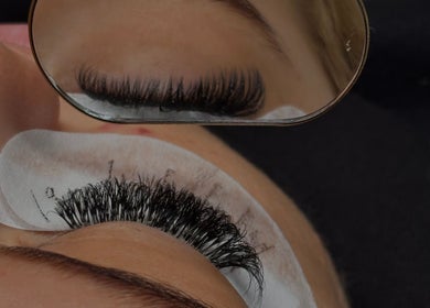 Close-up of eyelash extension at Lily’s Luxè, Peterborough, England, GB showcasing expert precision and detail.