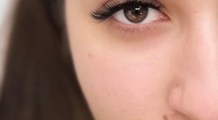 Flawless skin and beauty image 3