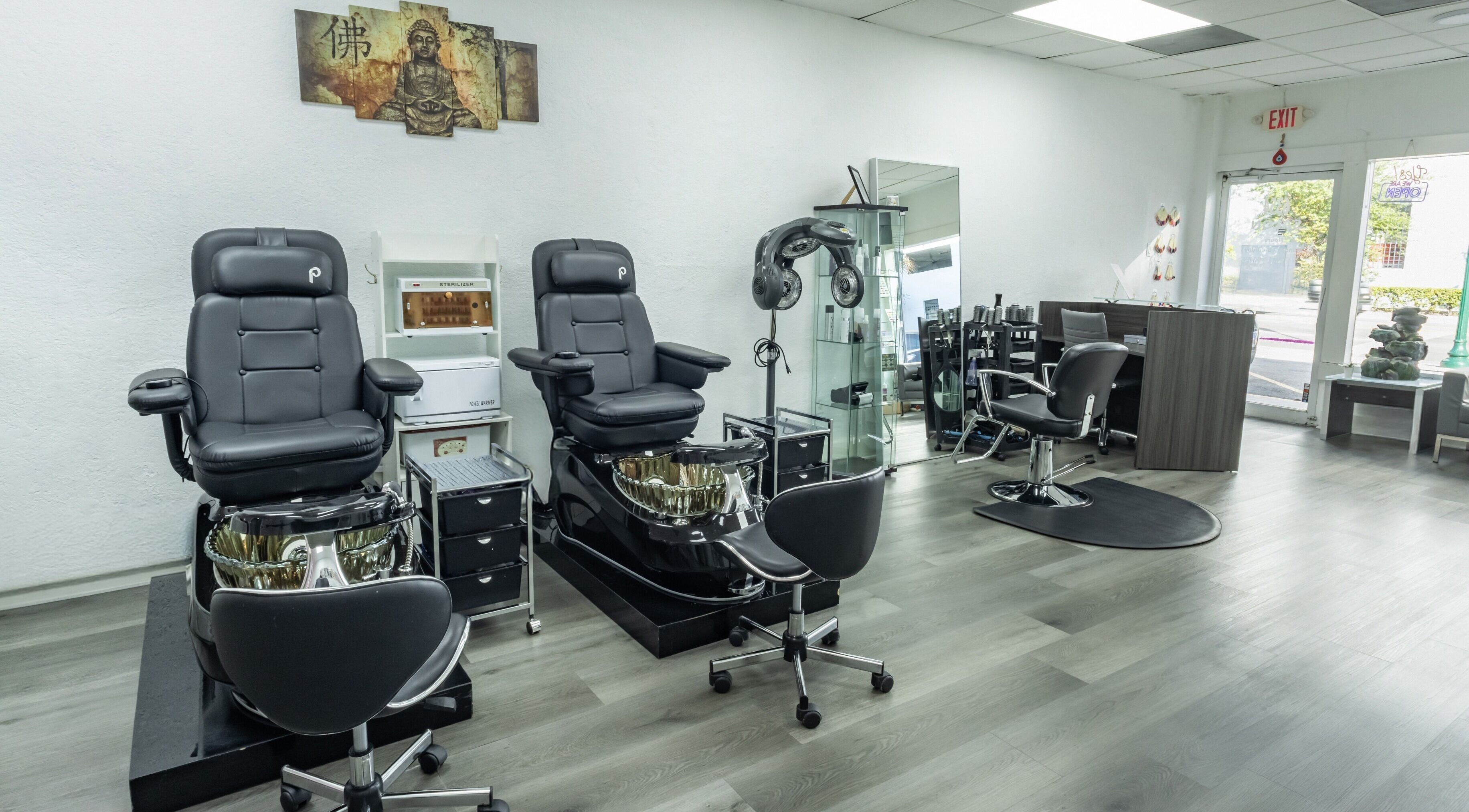 Sillas de salón en M & Y Chic Salon, Miami, Florida, US, listas para servicios de belleza.