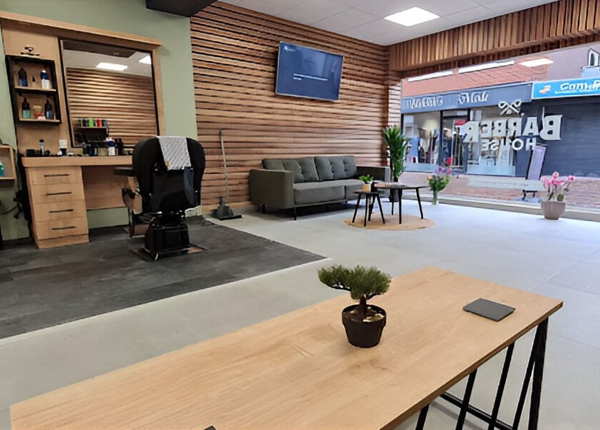 Interieur van BarberHouse in Ede, Gelderland, NL met luxe kappersstoel en stijlvolle inrichting.