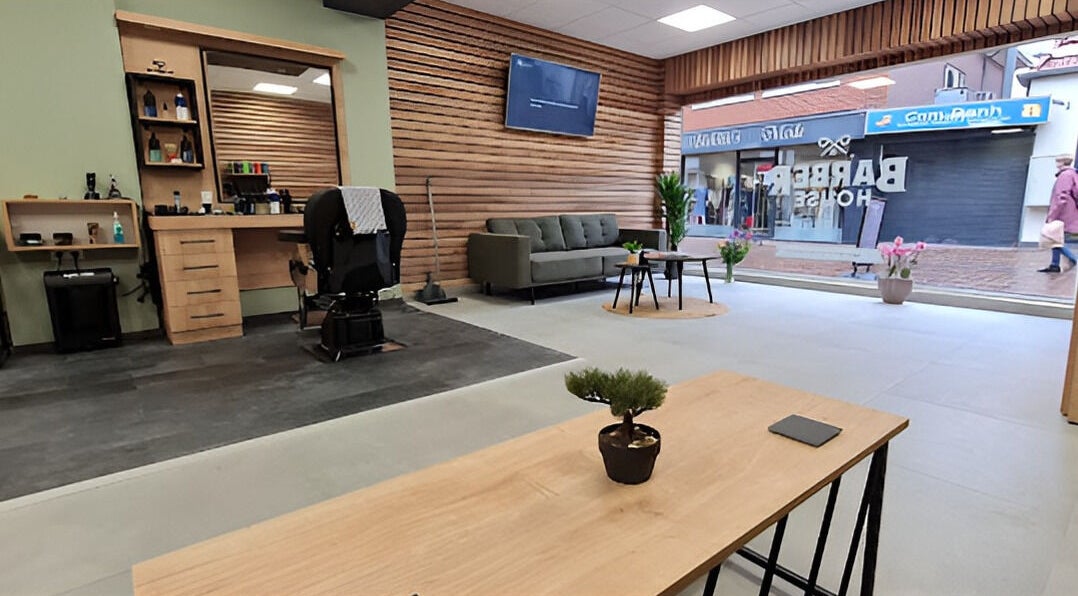 Interieur van BarberHouse in Ede, Gelderland, NL met luxe kappersstoel en stijlvolle inrichting.