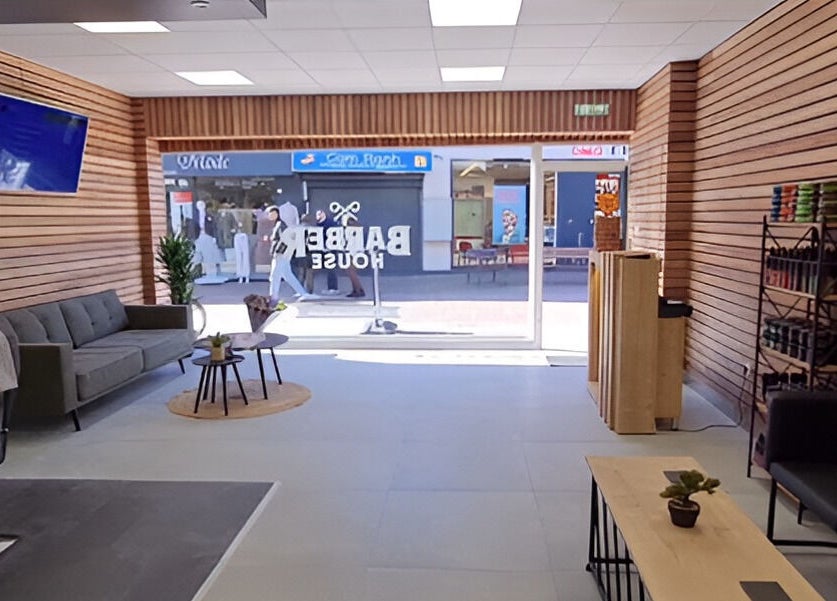 Interieur van BarberHouse in Ede, Gelderland, NL met stijlvolle inrichting en comfortabele zithoek.