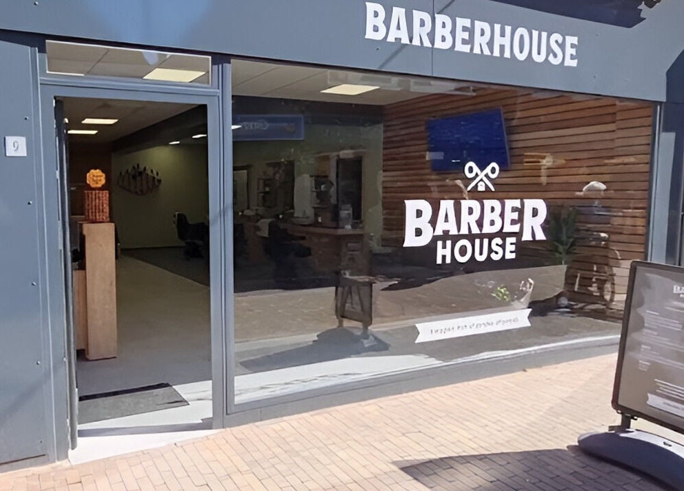 Voorgevel van BarberHouse in Ede, Gelderland, NL toont moderne ingang en etalage.