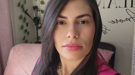 Servicio de belleza en Milanoamore.spa, Quinta Normal, Región Metropolitana, CL, mostrando relajación y cuidado.
