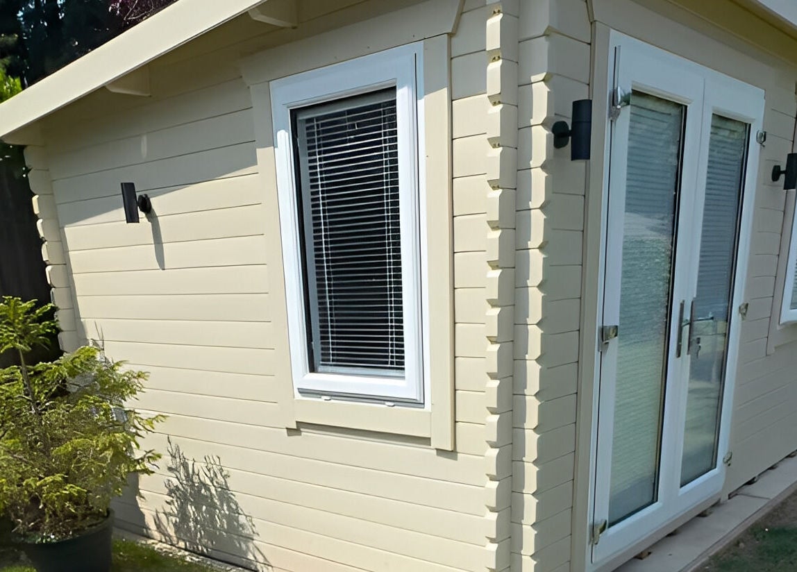 Charming outdoor studio at Bellisamani, Rickmansworth, England, GB, offering a peaceful retreat amidst greenery.