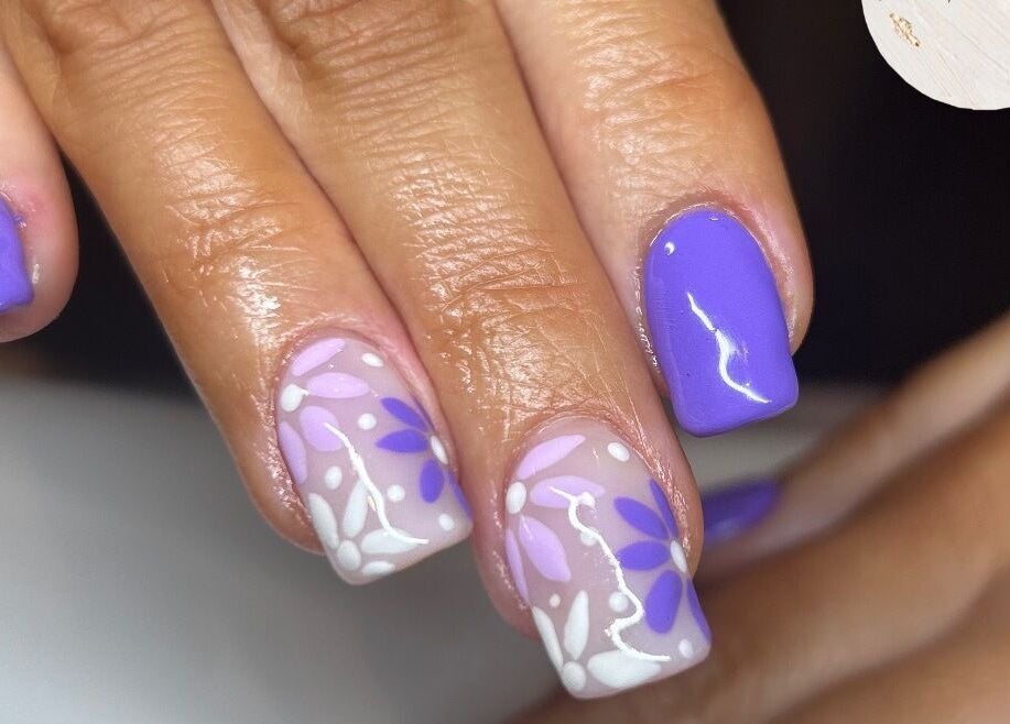 Elegant floral lavender nail art at Bellisamani, Rickmansworth, England, GB. Perfect for a chic and stylish look.