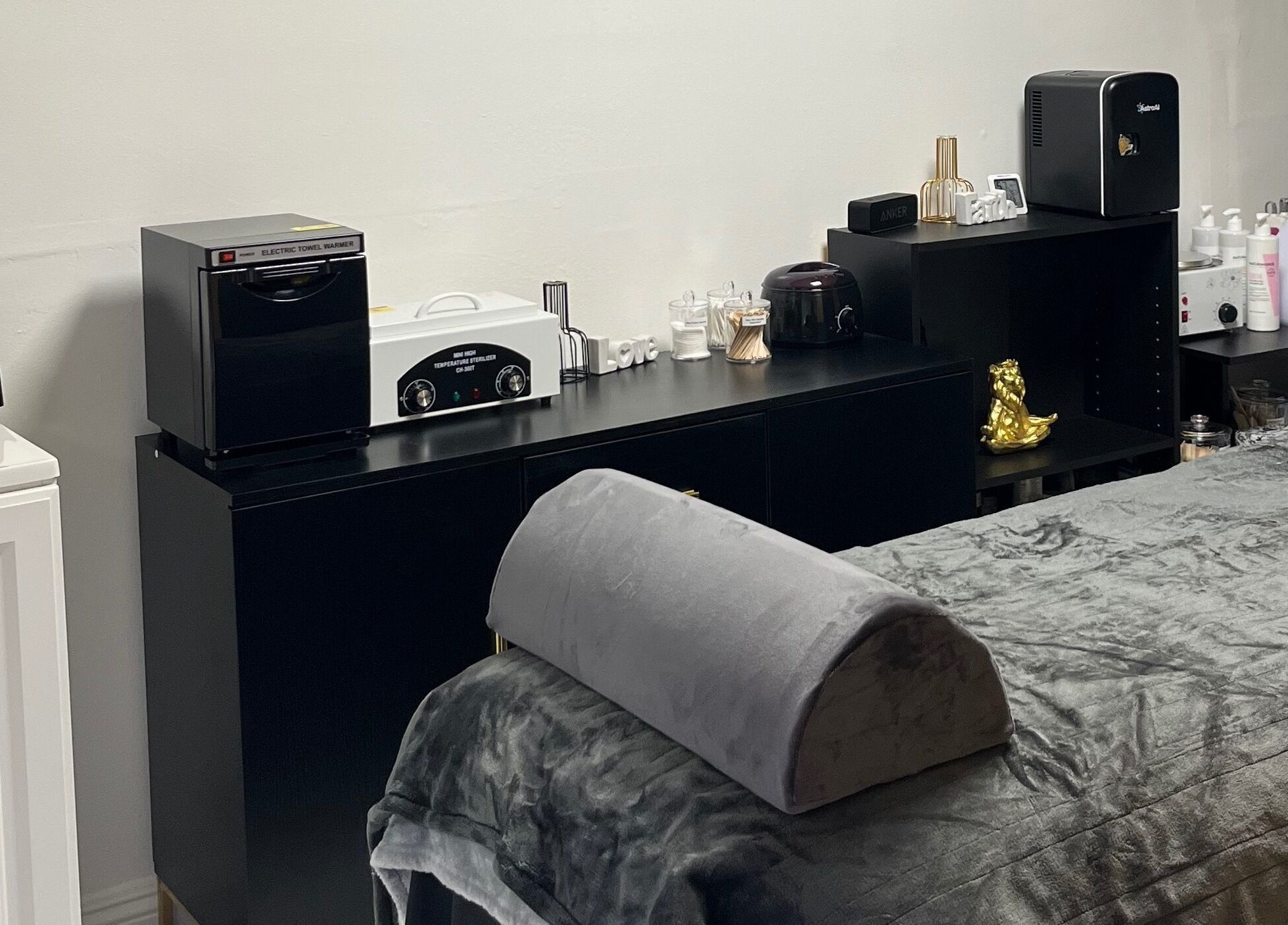 Comfortable treatment space at Niosha Body Bar in Torrance, California, US with modern equipment.