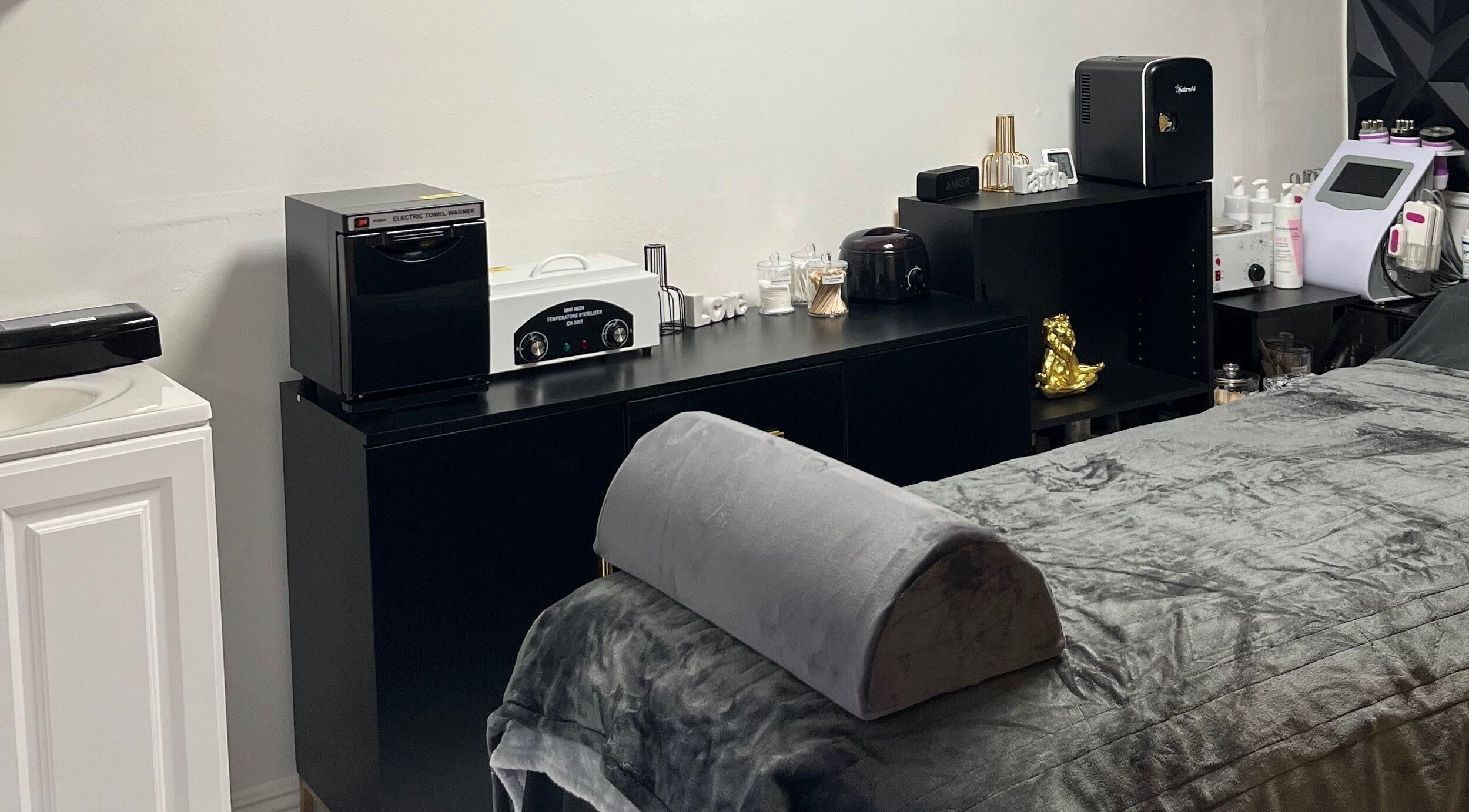 Comfortable treatment space at Niosha Body Bar in Torrance, California, US with modern equipment.