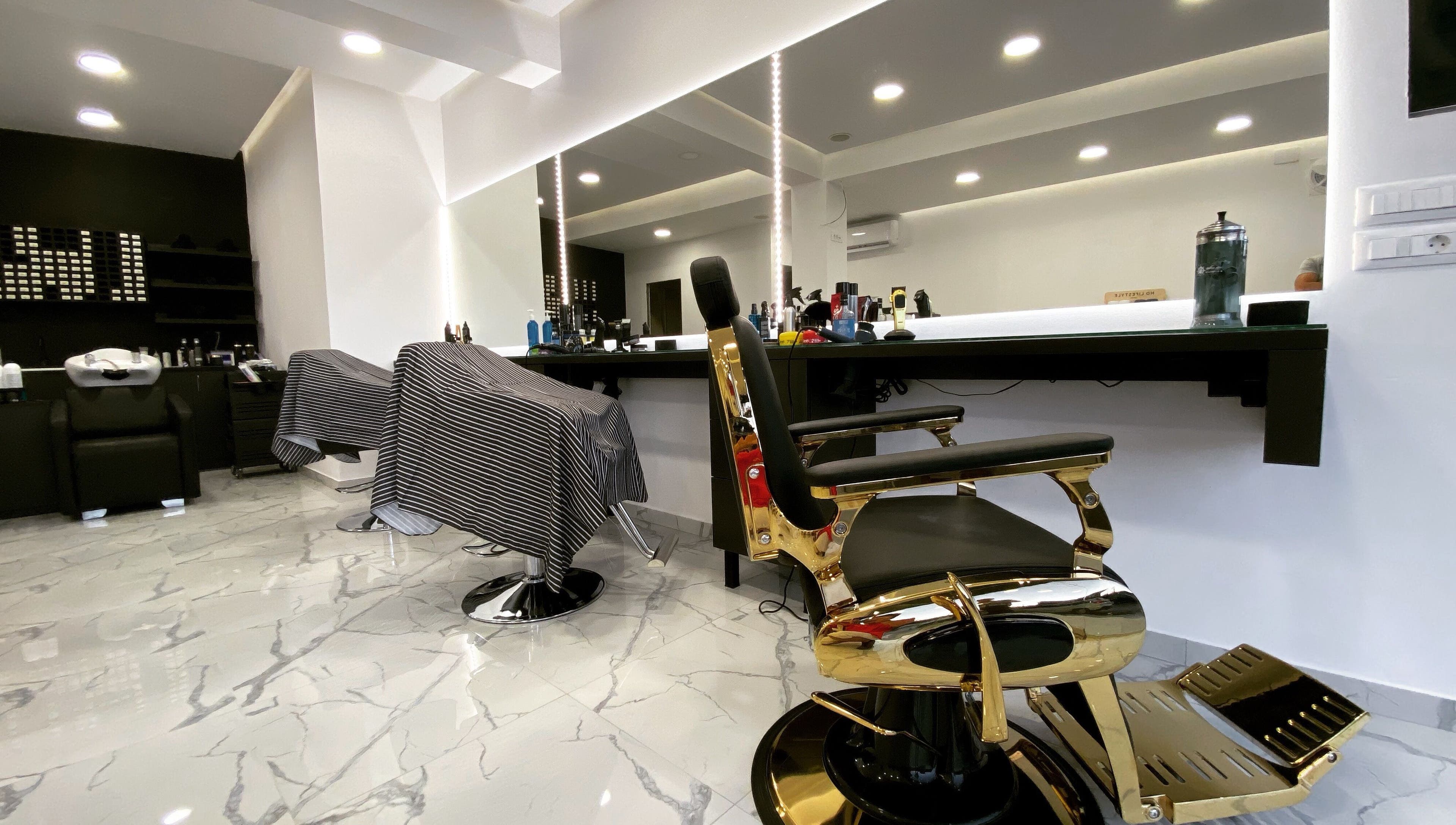 Λαμπερό εσωτερικό του Twenty Three Grooming Salon, Χανιά, Greece, GR με σύγχρονες θέσεις κομμωτηρίου.
