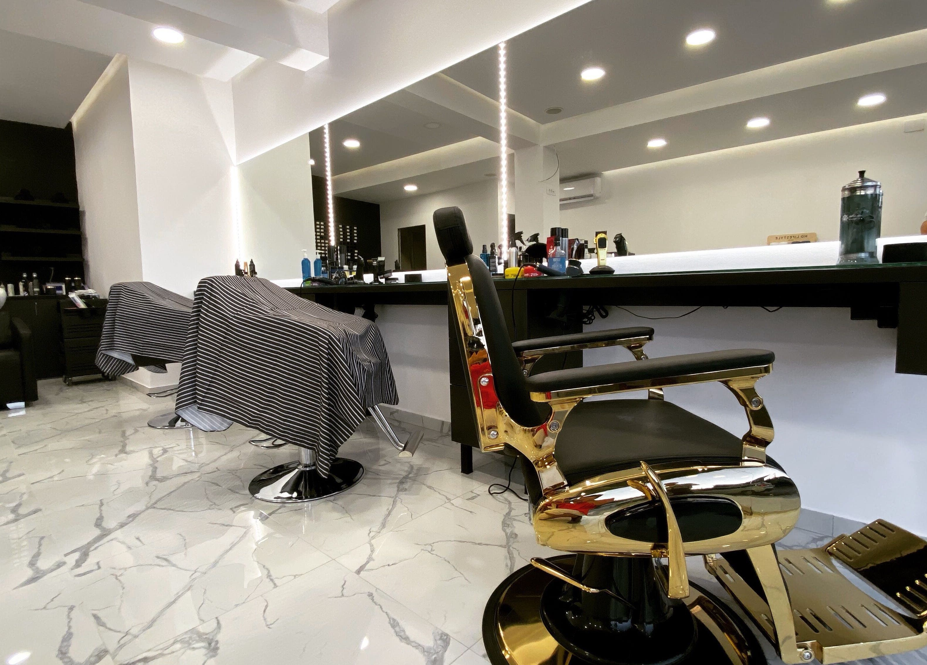 Λαμπερό εσωτερικό του Twenty Three Grooming Salon, Χανιά, Greece, GR με σύγχρονες θέσεις κομμωτηρίου.