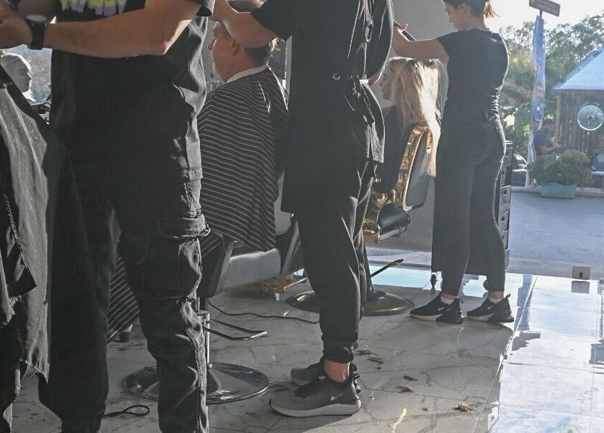 Επαγγελματίες περιποιούνται πελάτες στο Twenty Three Grooming Salon, Χανιά, Greece, GR