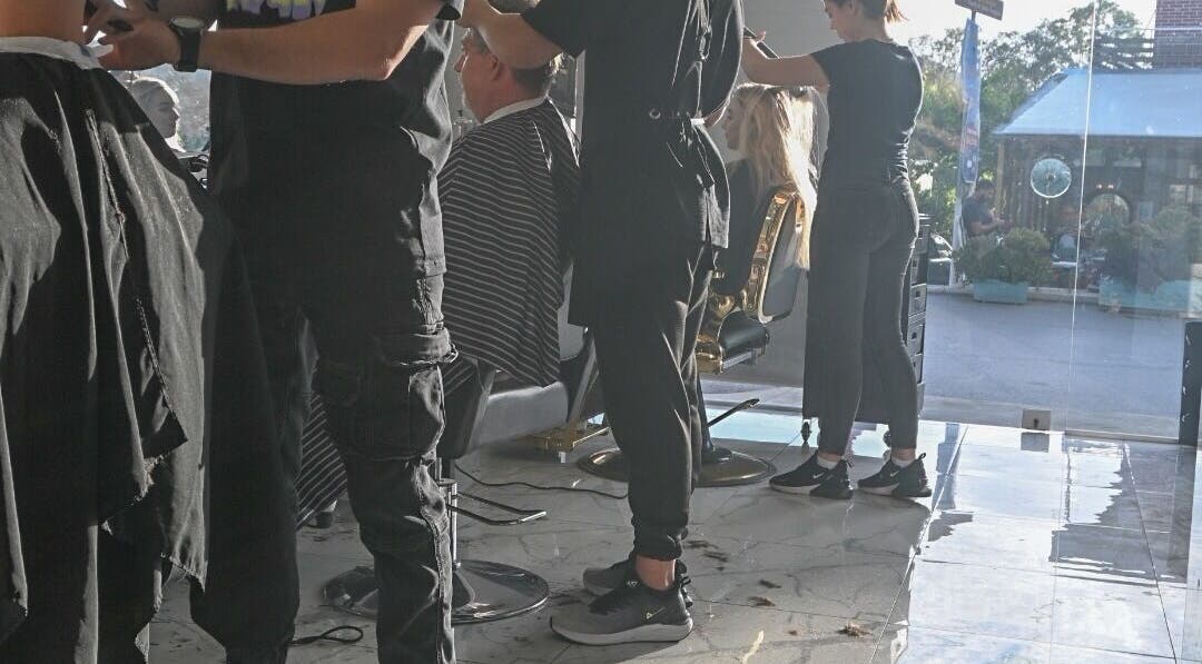 Επαγγελματίες περιποιούνται πελάτες στο Twenty Three Grooming Salon, Χανιά, Greece, GR