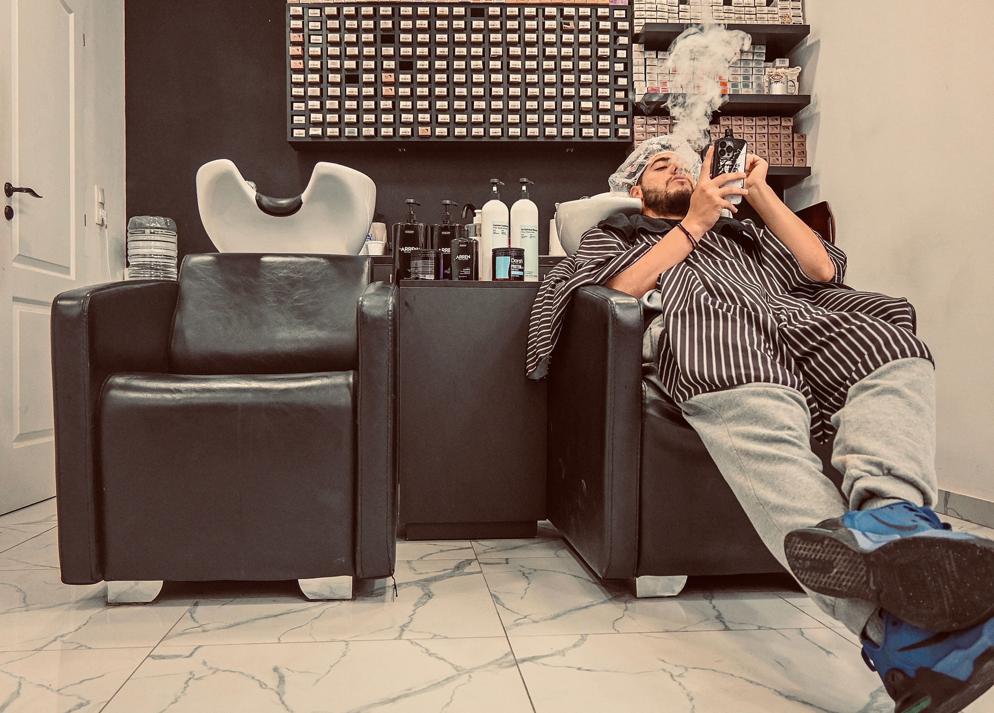 Άνδρας χαλαρώνει στο Twenty Three Grooming Salon, Χανιά, Greece, GR, απολαμβάνοντας θεραπείες περιποίησης.