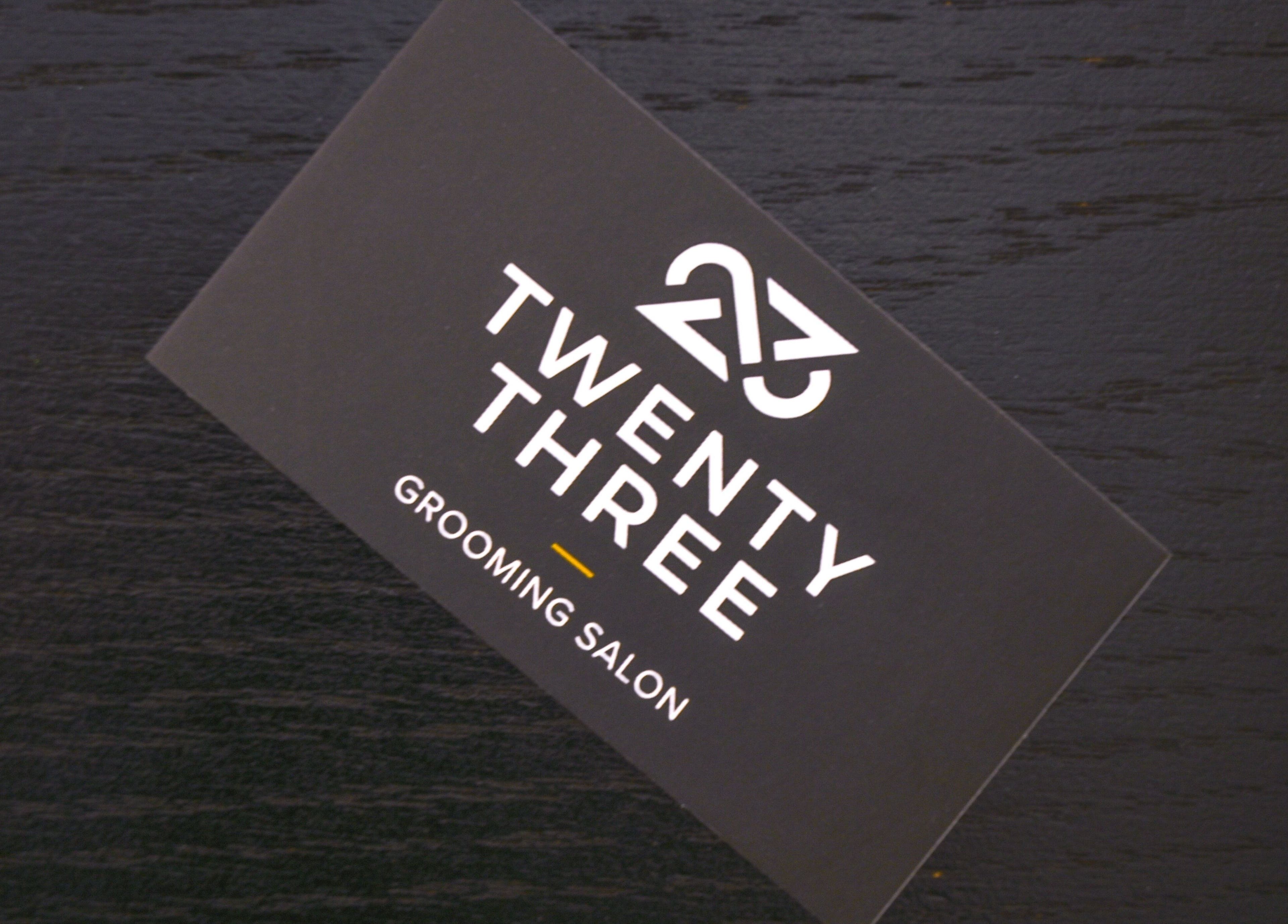 Επαγγελματική κάρτα του Twenty Three Grooming Salon, Χανιά, Greece, GR σε μαύρο γραφείo