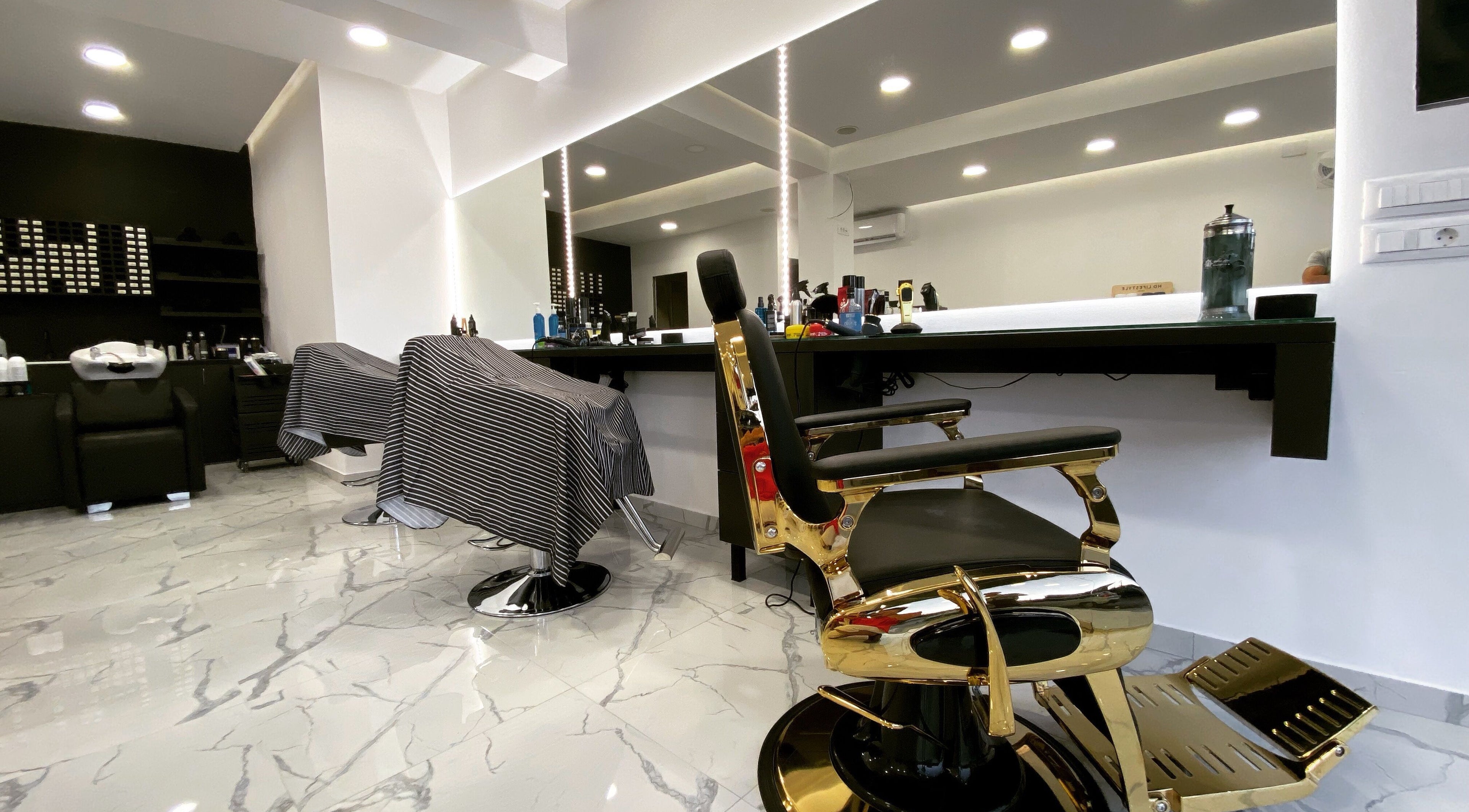 Εσωτερικό του Twenty Three Grooming Salon, Χανιά, Greece, GR με μοντέρνα καρέκλα και καθρέφτη.