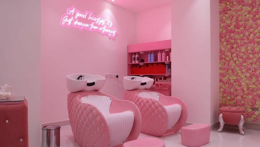 Pink Plastic Women Salon slika 1
