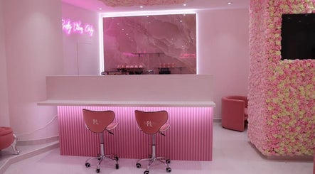 Pink Plastic Women Salon slika 2