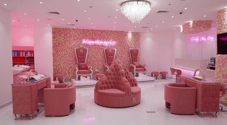 Pink Plastic Women Salon imagem 3