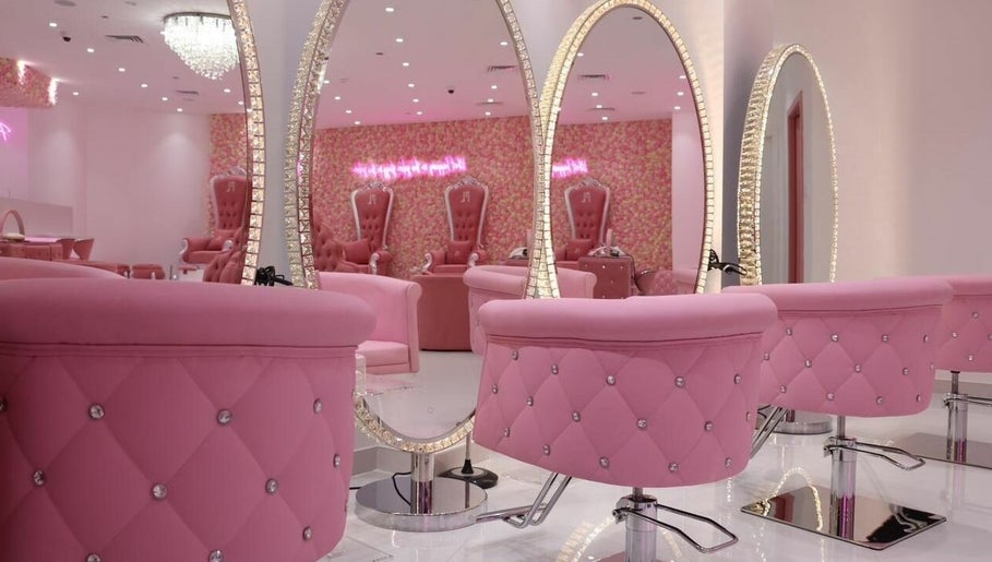 Pink Plastic Women Salon imagem 1