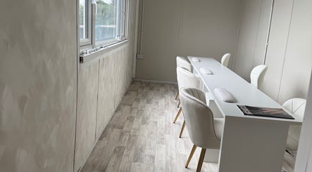 The Nail Lounge
